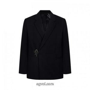 GIVENCHYの今年の新作ロックスーツコート