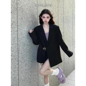 GIVENCHYの今年の新作ロックスーツコート
