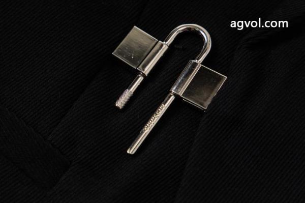 GIVENCHYの今年の新作ロックスーツコート 1