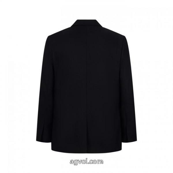 GIVENCHYの今年の新作ロックスーツコート 2