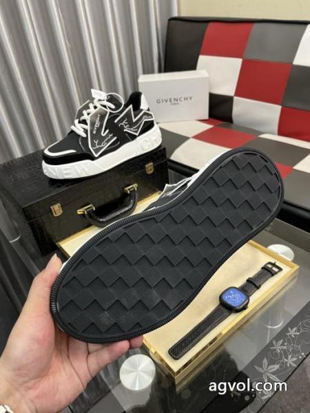 新作春夏らしさをプラス 甘過ぎず大人な印象に 派手すぎずスニーカージバンシーブランド レプリカ.. 6