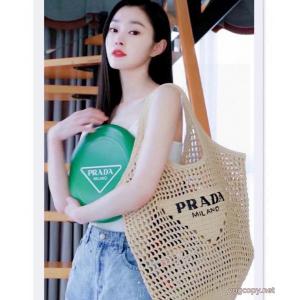 PRADAトップスからチラ見える安心 今人気の上品 手触りがいいコピー ブランド 通販 安心バッグ.